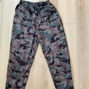 Stylish camo sweatpants, size M, tie in front